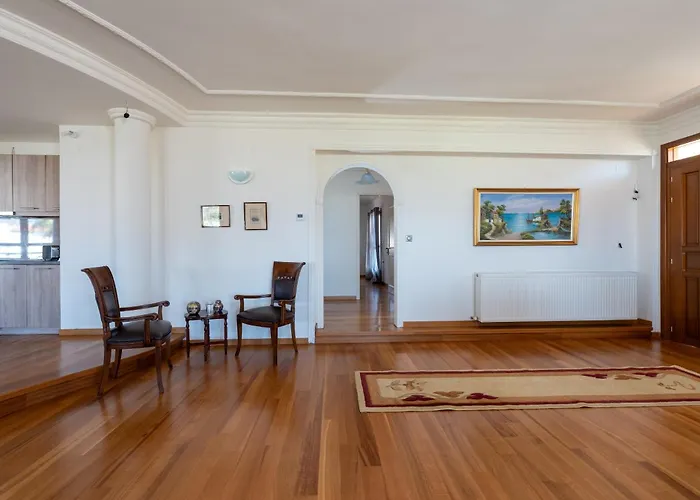 Christina's Twin Palm Trees House Apartment