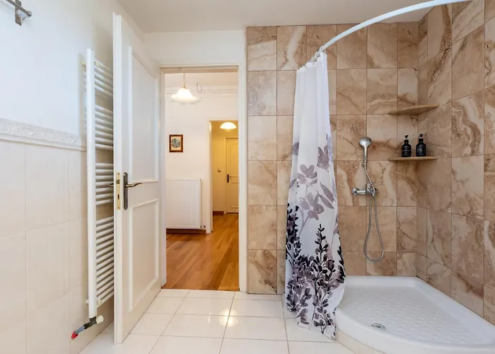 Christina's Twin Palm Trees House Apartment *