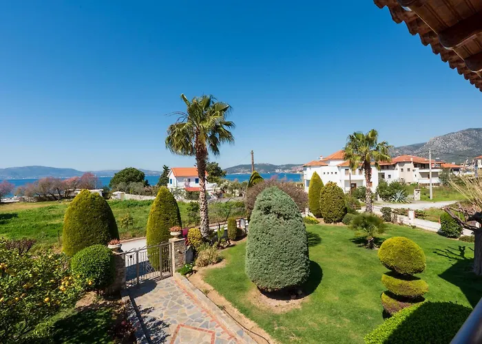 Christina's Twin Palm Trees House Apartment Agria