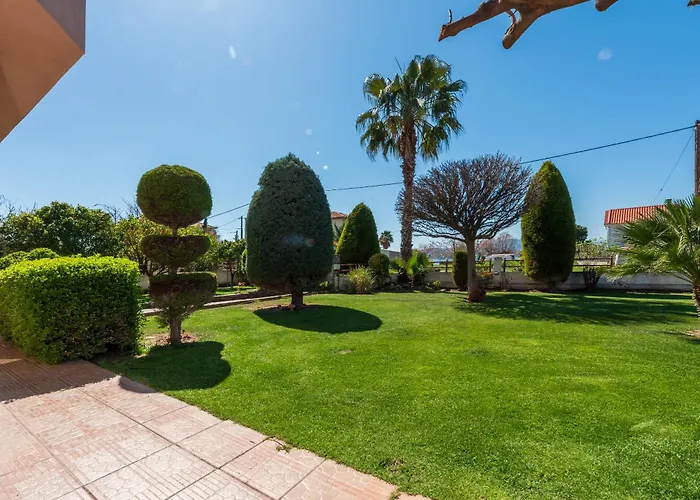 Christina's Twin Palm Trees House *