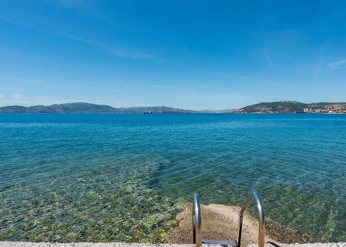 Christina's Twin Palm Trees House Apartment Agria