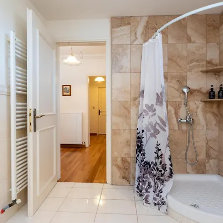 Christina's Twin Palm Trees House Apartment *