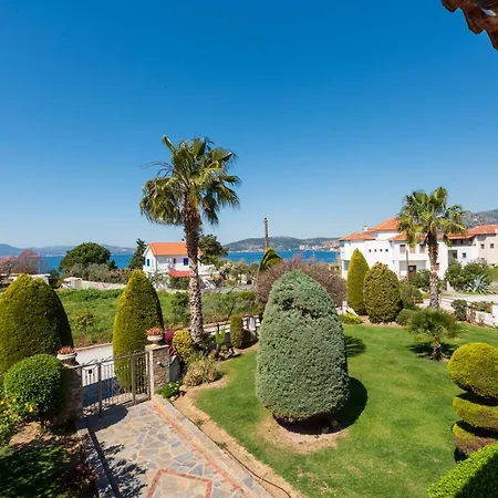 Christina's Twin Palm Trees House Апартаменты Агрия