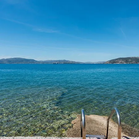 Christina's Twin Palm Trees House Apartment Agria